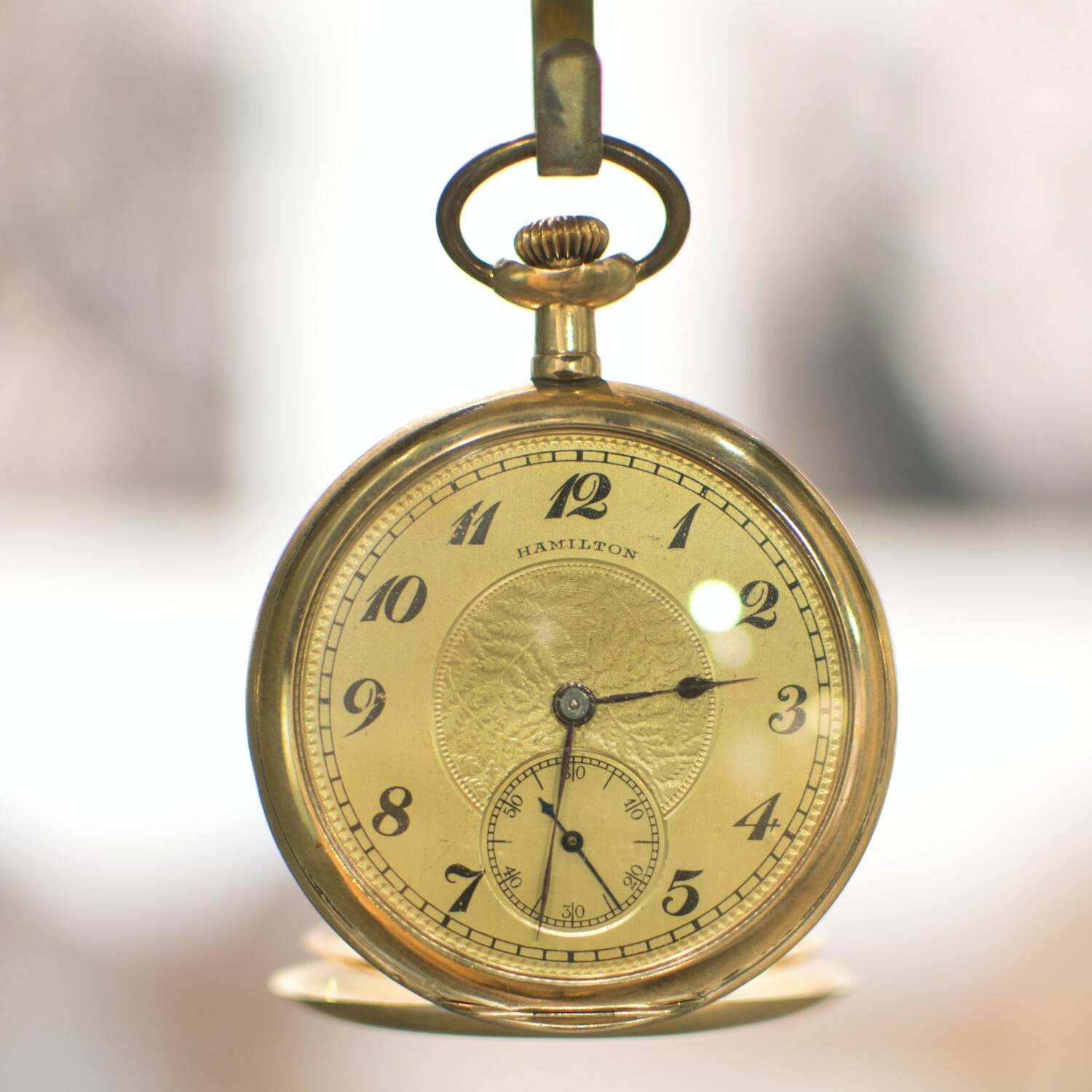 Tipuri de meansme ale ceasrlor vechi de colectie vandu-te la un magazin de antichitati